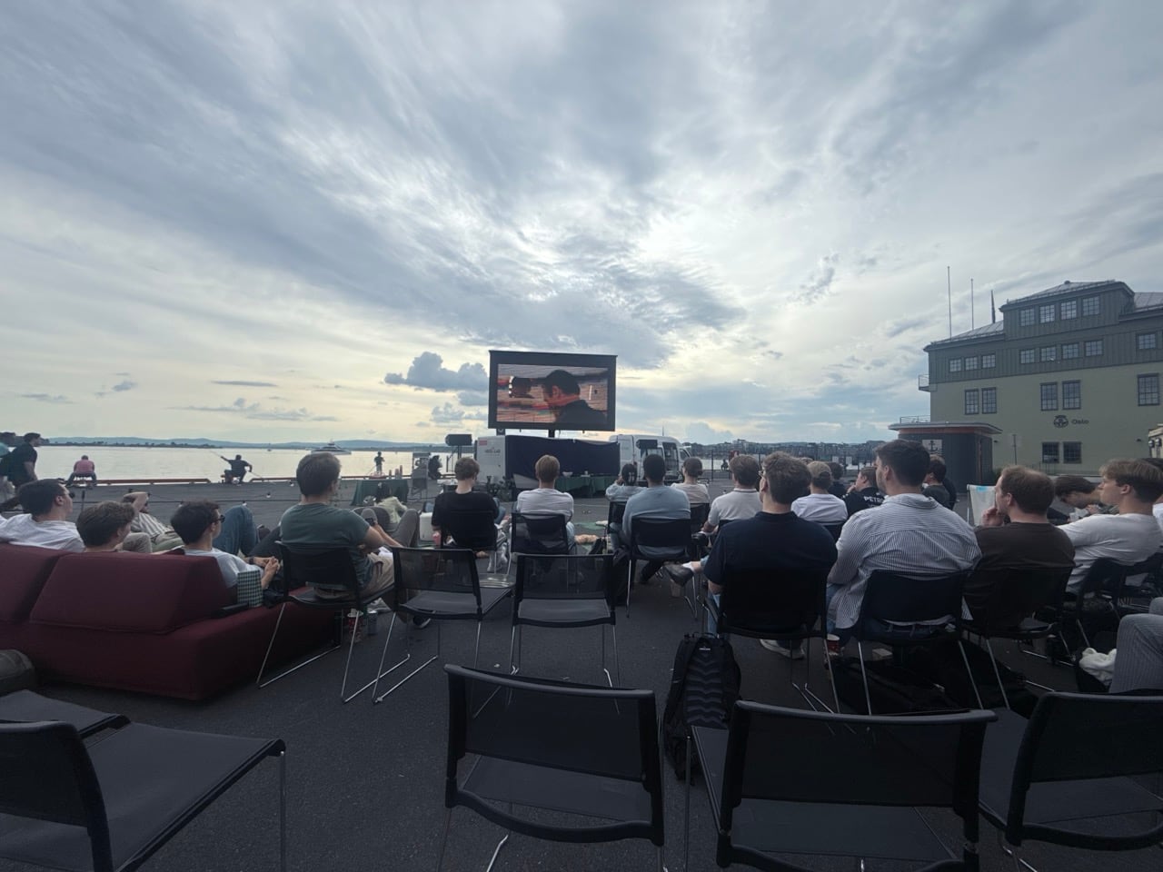 Popup-visning på havna i Oslo med mobil LED-skjerm og publikum