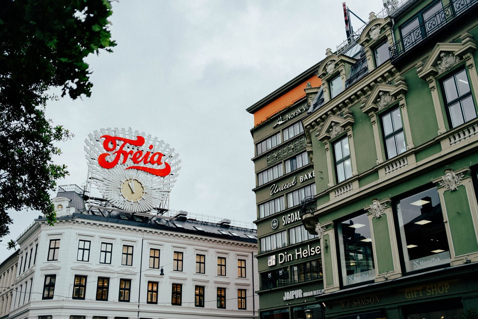 Freia-skiltet over takene på Egertorget i Oslo